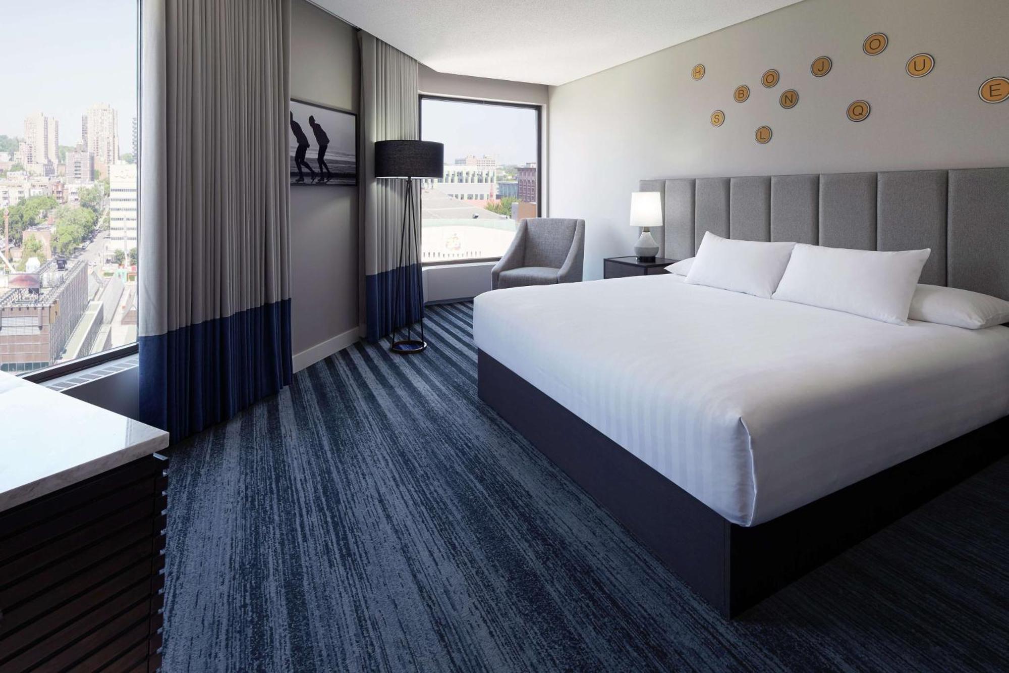 Doubletree By Hilton Montreal Hotel Exterior photo