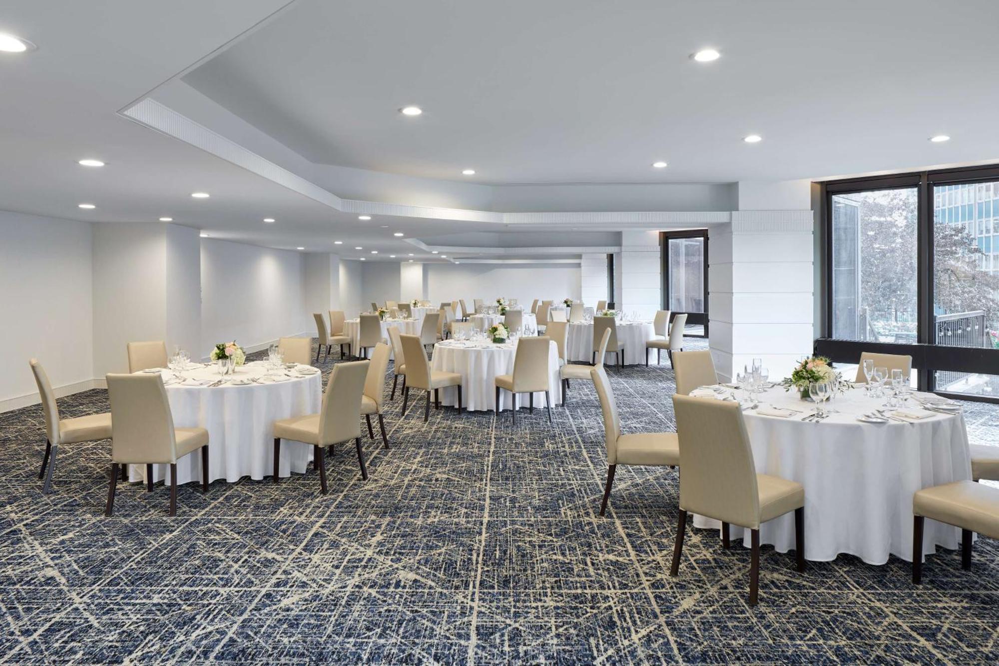Doubletree By Hilton Montreal Hotel Exterior photo
