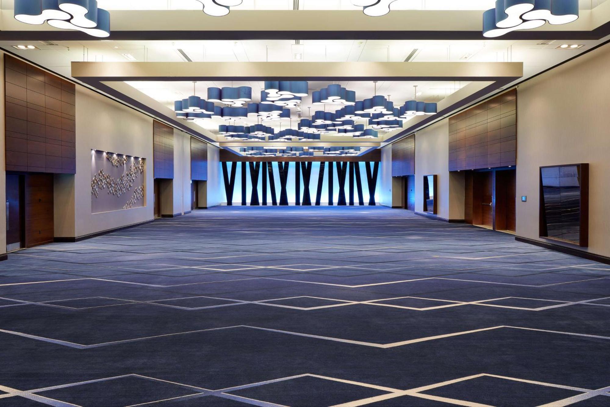 Doubletree By Hilton Montreal Hotel Exterior photo