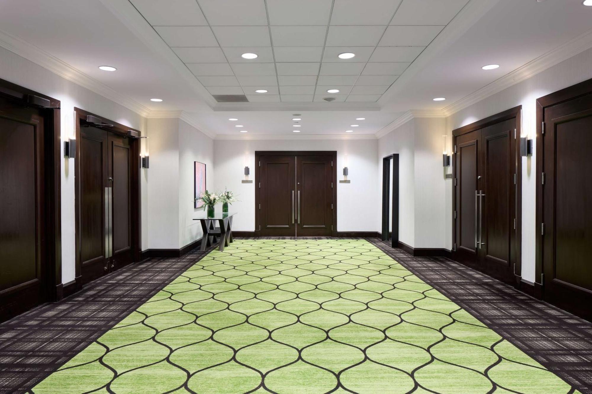 Doubletree By Hilton Montreal Hotel Exterior photo