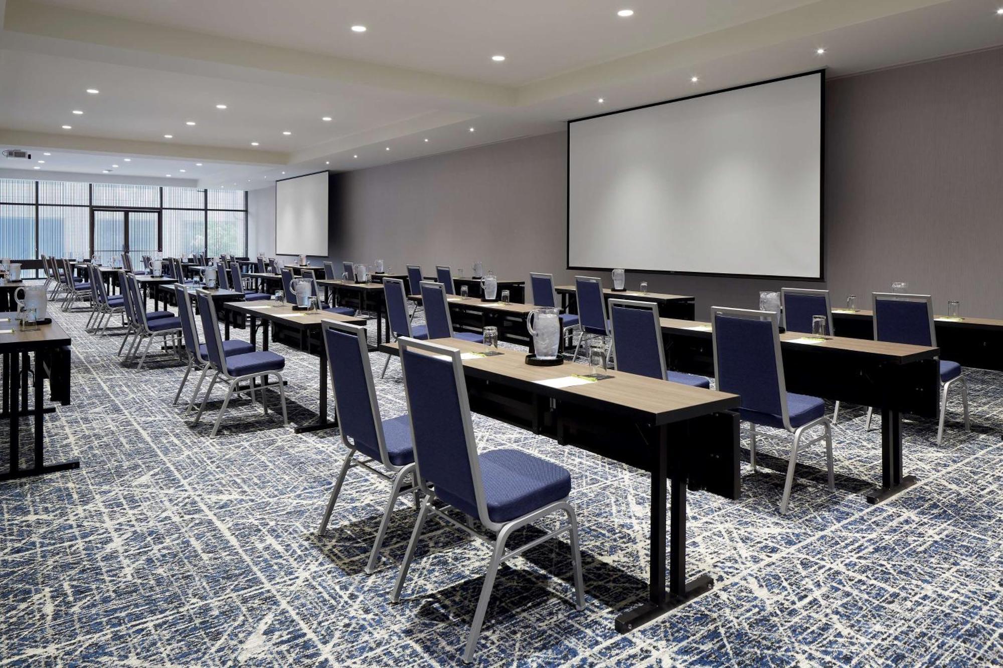 Doubletree By Hilton Montreal Hotel Exterior photo