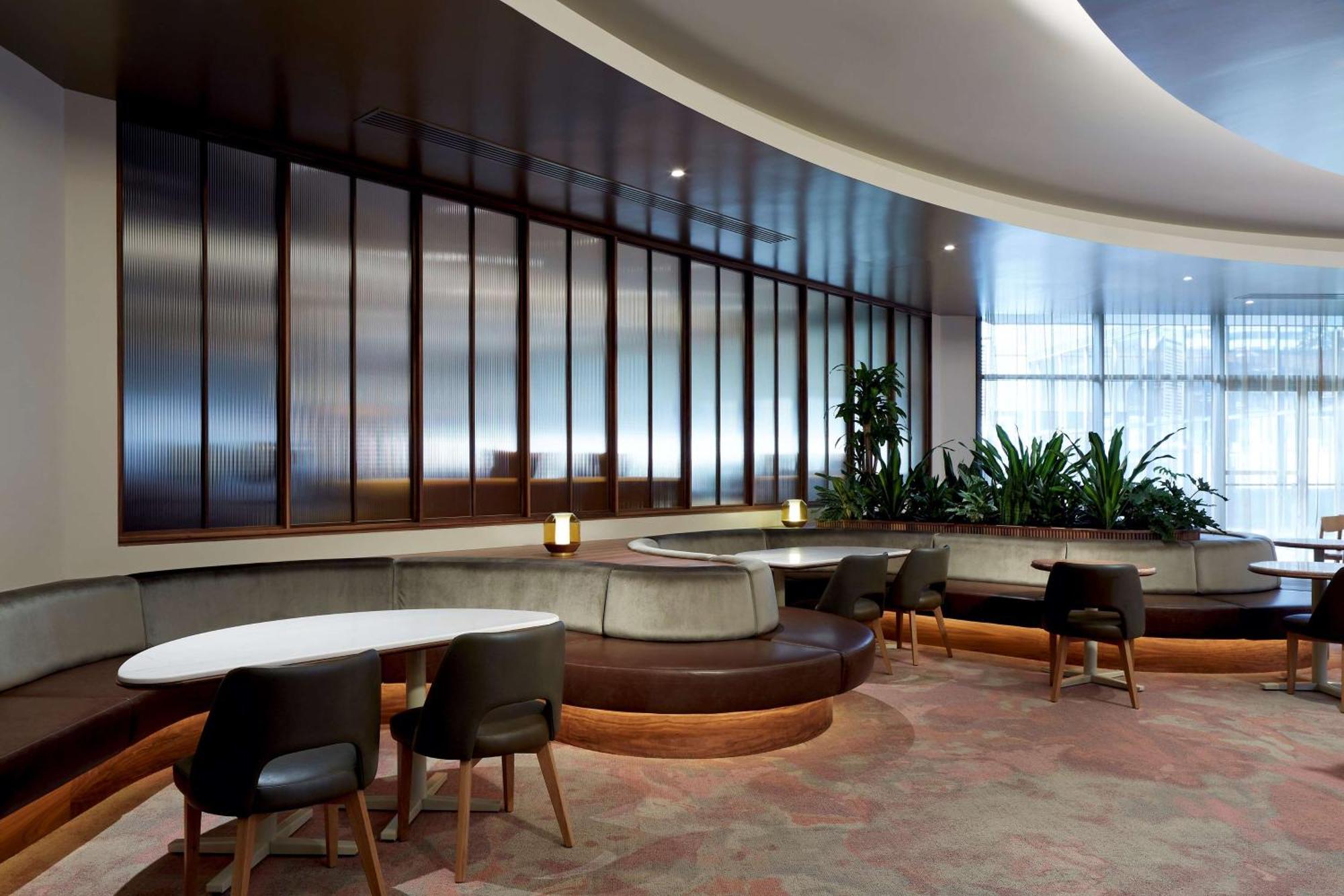 Doubletree By Hilton Montreal Hotel Exterior photo