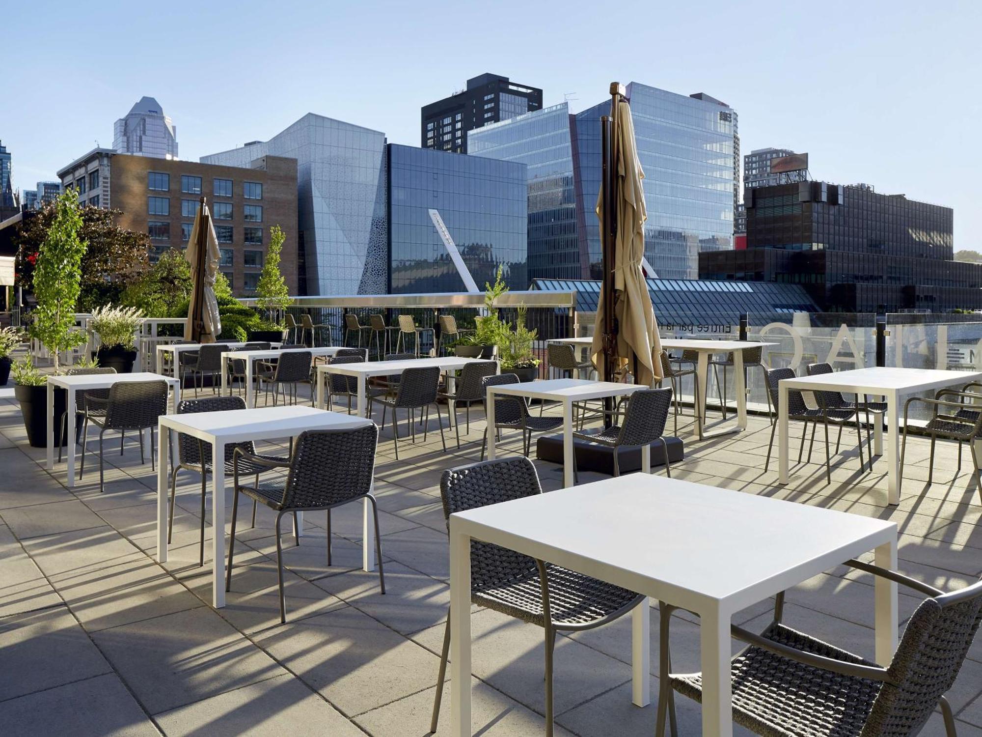 Doubletree By Hilton Montreal Hotel Exterior photo